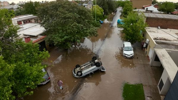 Число погибших при наводнении в Аргентине увеличилось до 10 человек