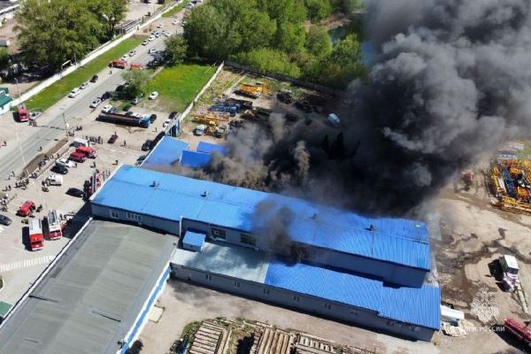 В Уфе пожарные тушат огонь в производственном здании