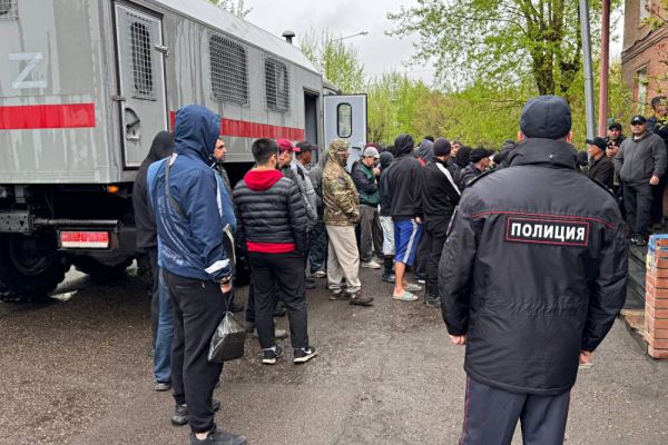 После рейда по рынкам Красноярска силовики доставили в полицию 378 мигрантов