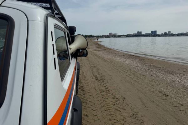 В Анапе патрули с громкоговорителями делают по пляжам до 10 рейсов в день